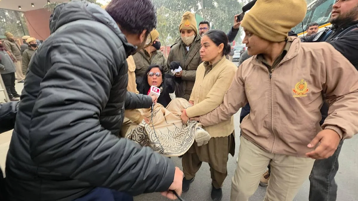 অমিত শাহের দপ্তরের সামনে ধর্নায় বাধা, তৃণমূল কংগ্রেস সাংসদদের চ্যাংদোলা করে হটাল দিল্লি পুলিশ