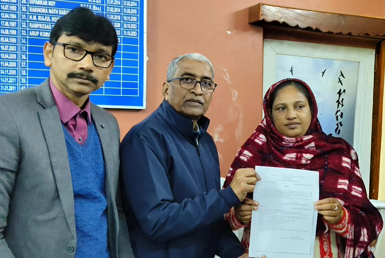 নিহত জুয়েল রানার মায়ের হাতে চাকরির নিয়োগপত্র তুলে দিলেন সাংসদ খলিলুর রহমান