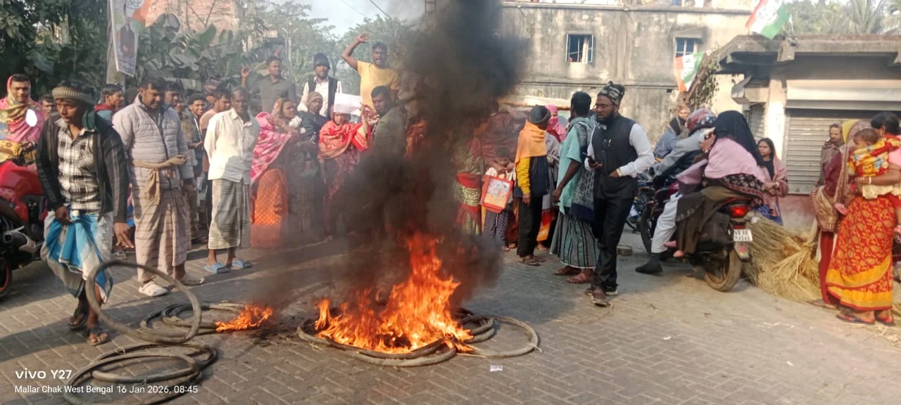 এসআইআরের হয়রানির প্রতিবাদে জয়নগরের বামনের চকে টায়ার জ্বালিয়ে পথ অবরোধ এলাকার মানুষ