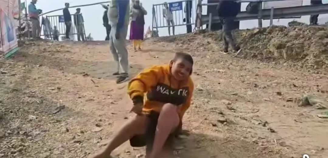 অদম্য জেদ ও ভালোবাসা, হামাগুড়ি দিয়েই প্রধানমন্ত্রীর সভায় মালদহের হাসান