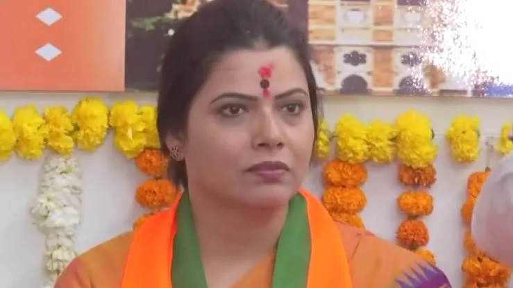 পদ্মের মেয়র হয়েই মুম্বাই থেকে 'অবৈধ বাংলাদেশি' তাড়ানোর হুঁশিয়ারি ঋতুর, বিজেপির টার্গেট মুসলিমরা!