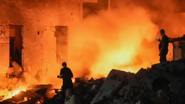 লেবাননে ইসরায়েলি বিমান হামলায় নিহত অন্তত ১২, বাড়ছে হতাহতের আশঙ্কা