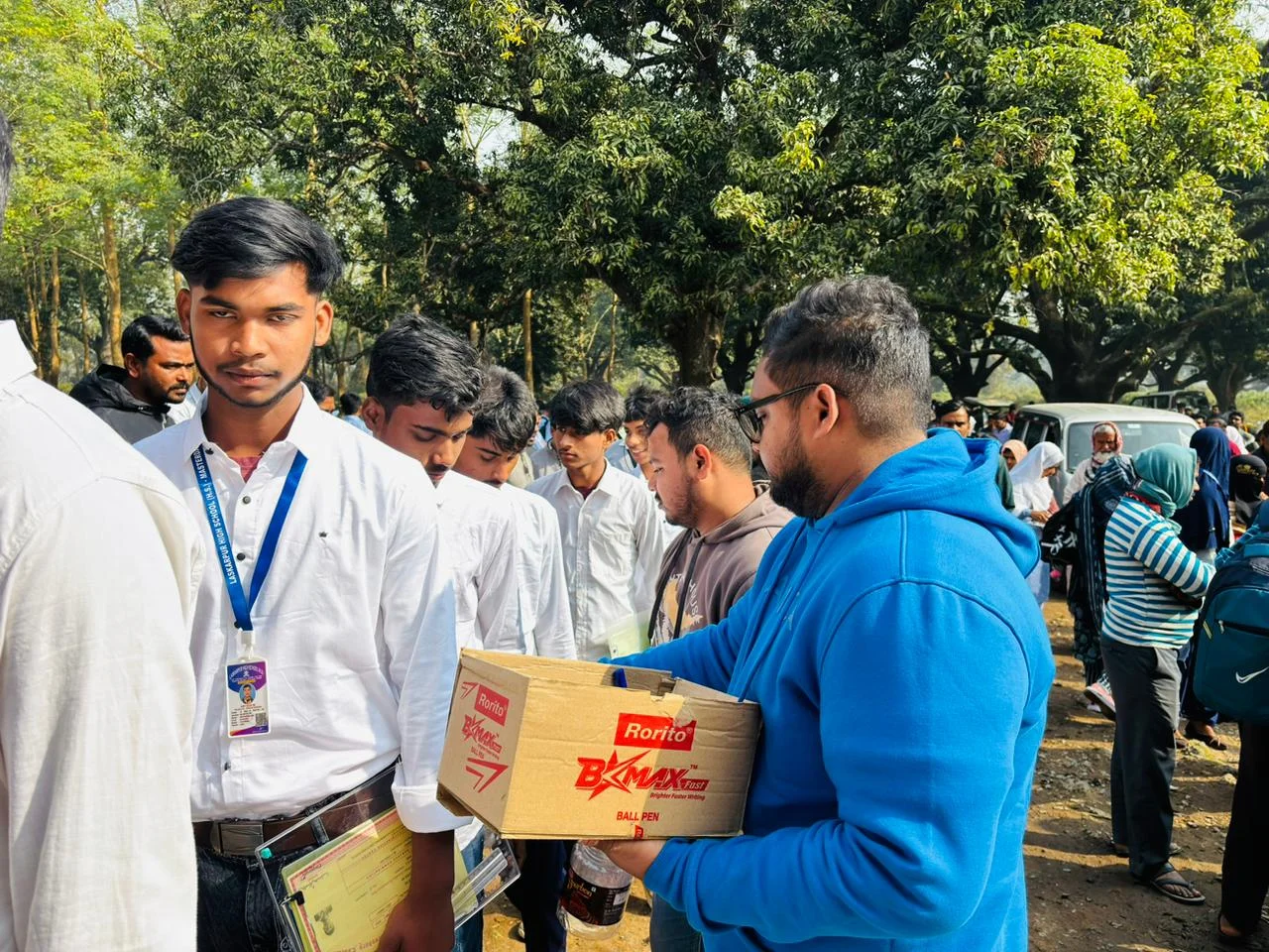চিকিৎসক আবদুল আজিজ এর উদ্যোগে মাধ্যমিক পরীক্ষার্থীদের সহায়তা