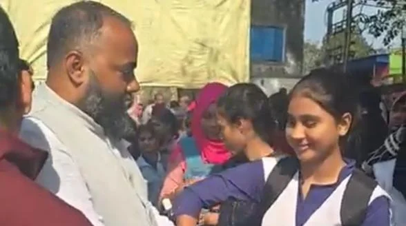 জাঙ্গিপাড়ায় পরীক্ষার্থীদের জল-পেন তুলে দিলেন খাদ্য কর্মাধ্যক্ষ