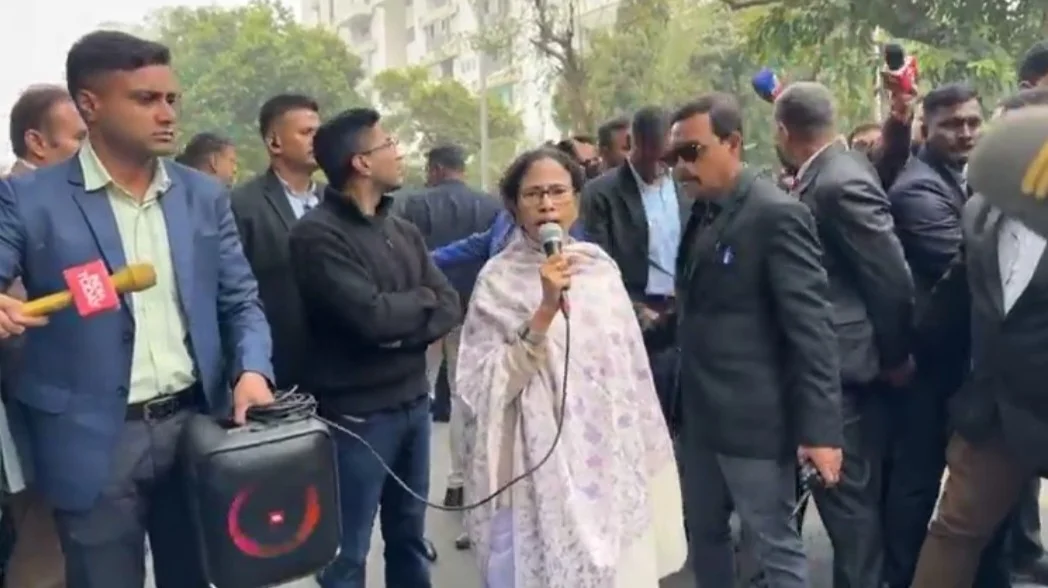 বঙ্গ ভবনের ঘরে ঢুকে তল্লাশি দিল্লি পুলিশের, ‘ভয়ঙ্কর’ হয়ে উঠতে পারি শাহকে হুঁশিয়ারি মমতার