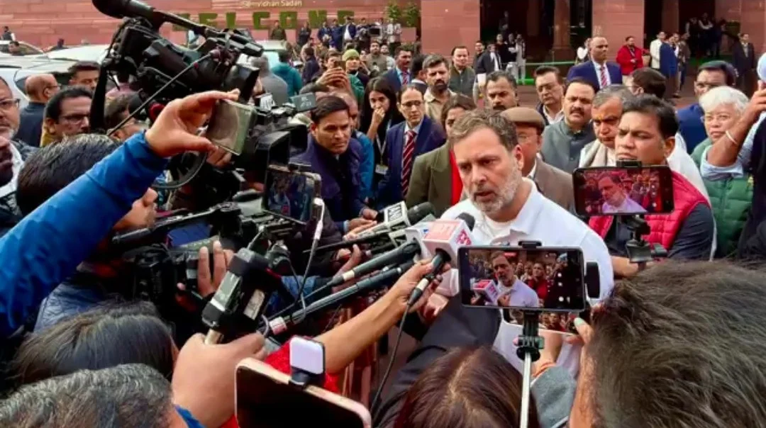 সংসদে তুমুল বাকবিতণ্ডা: বিধি লঙ্ঘন-অধিবেশনে বাধার দায়ে বরখাস্ত ৮ বিরোধী সাংসদ