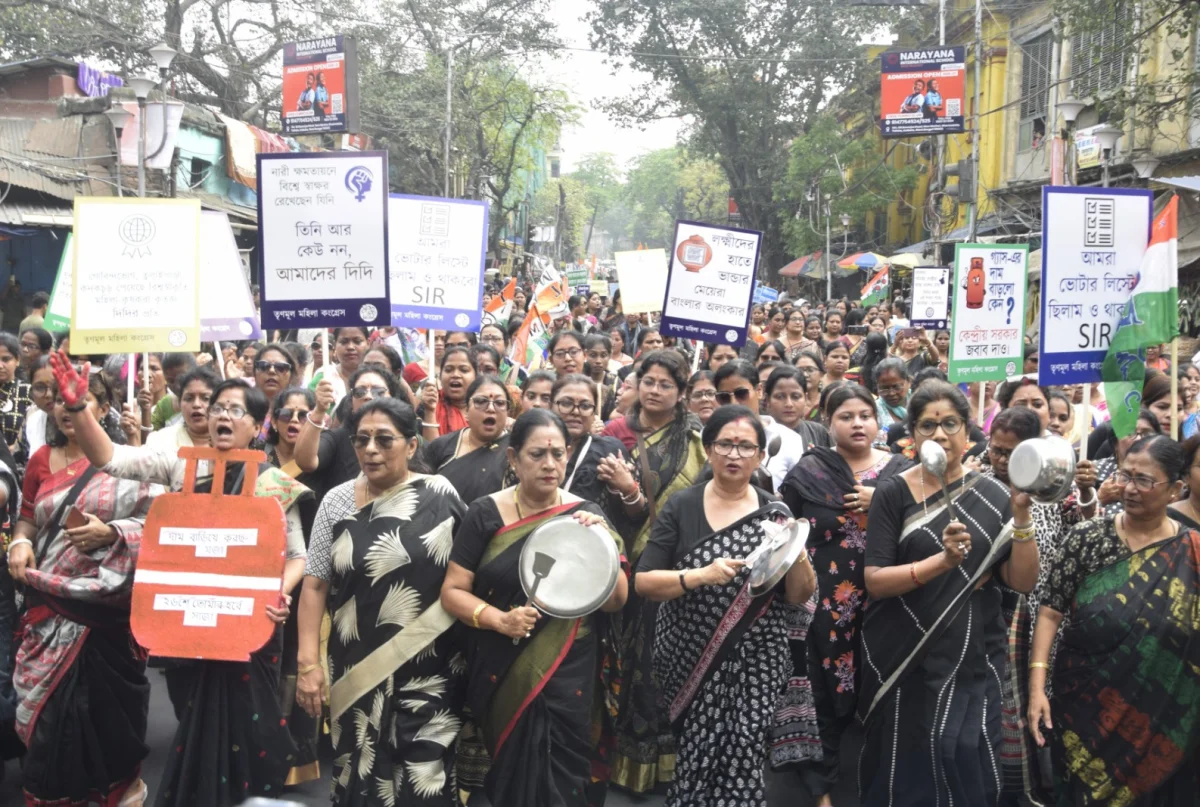 গ্যাসের দামবৃদ্ধি: হাতা খুন্তি নিয়ে প্রতিবাদ তৃণমূলের নারীবাহিনীর 