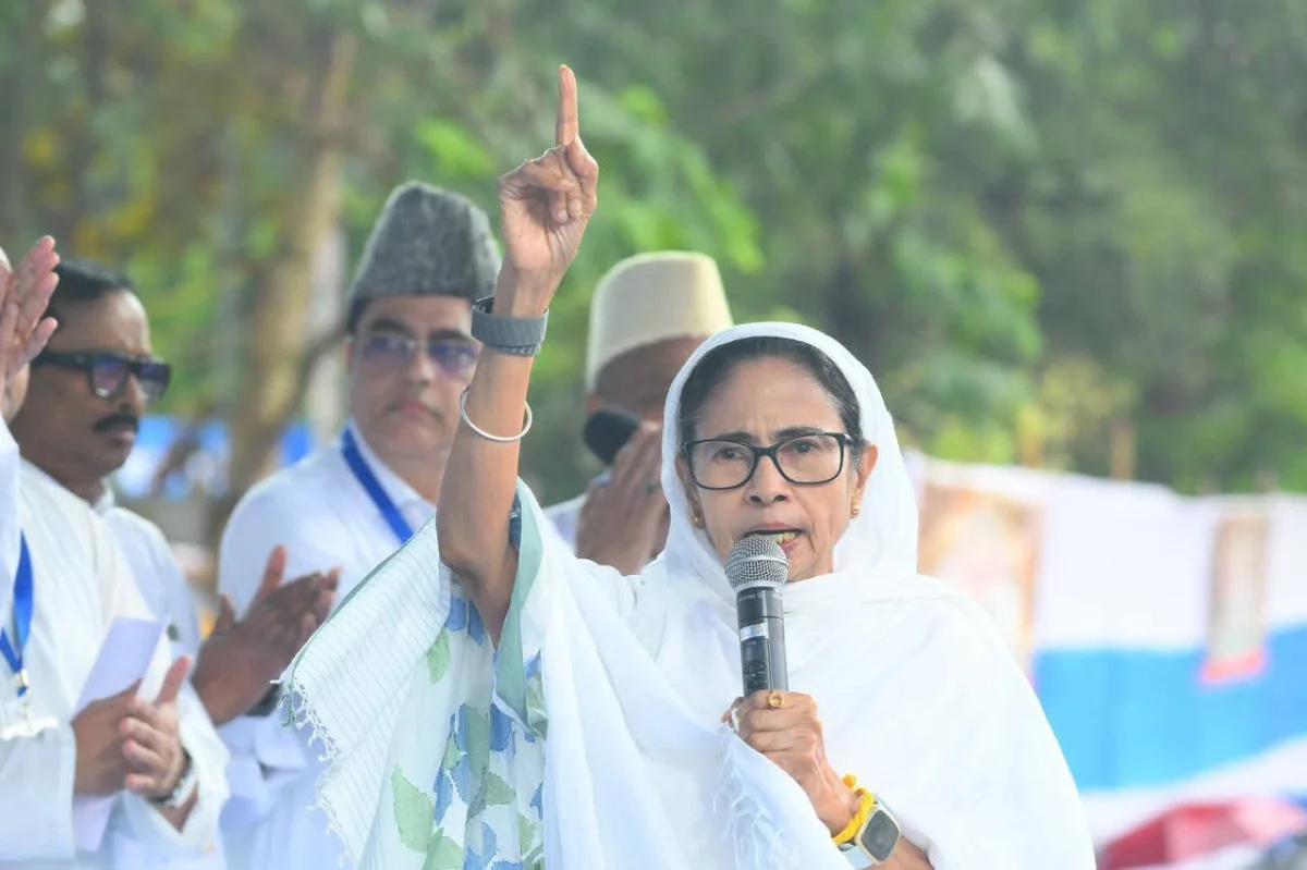 রেড রোডের ঈদের নামাযে সম্প্রীতি ও ঐক্যের বার্তা মমতার 