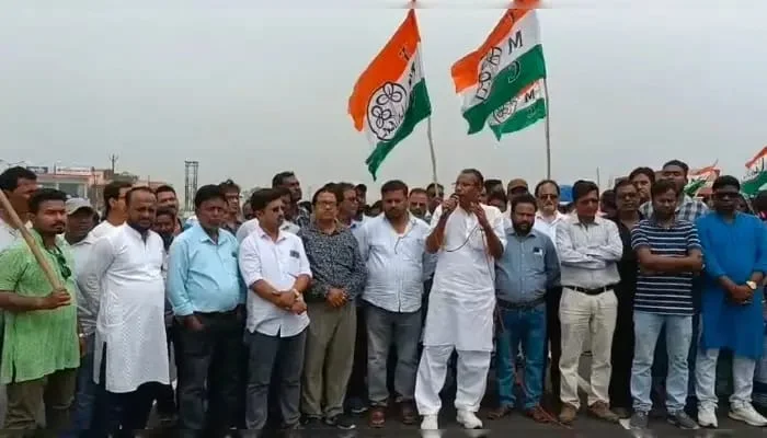 মরণফাঁদ: উদ্বোধনের ৫ মাসেই ধস জাতীয় সড়কে: প্রতিবাদ তৃণমূলের