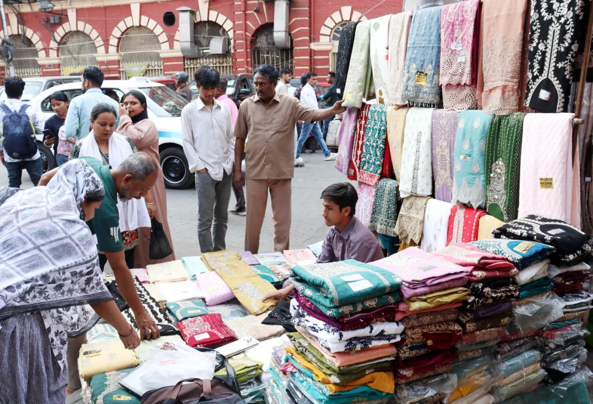 ঈদের আগে নিউমার্কেটে বিকি কিনি