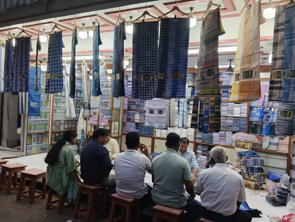 ঈদের আগে লুঙ্গি কিনছেন ক্রেতারা, জাকারিয়া স্ট্রিটে