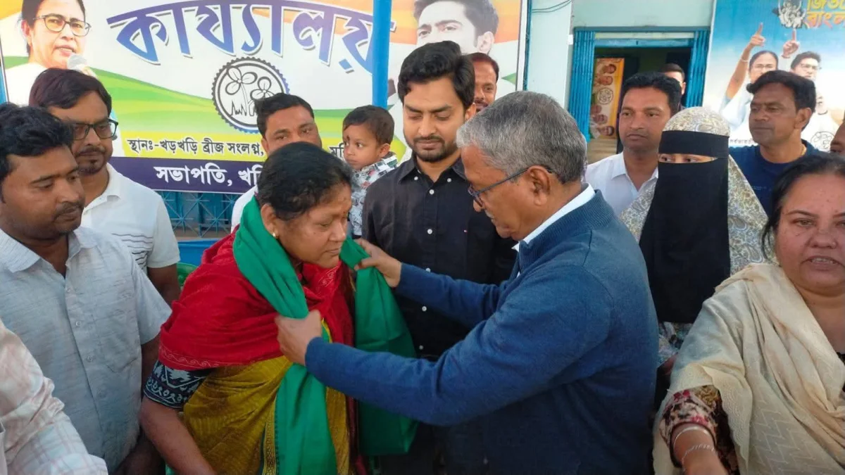 লালগোলায় কংগ্রেসে বড় ভাঙন: সভাপতিসহ একঝাঁক পঞ্চায়েত সদস্য যোগ দিলেন তৃণমূলে