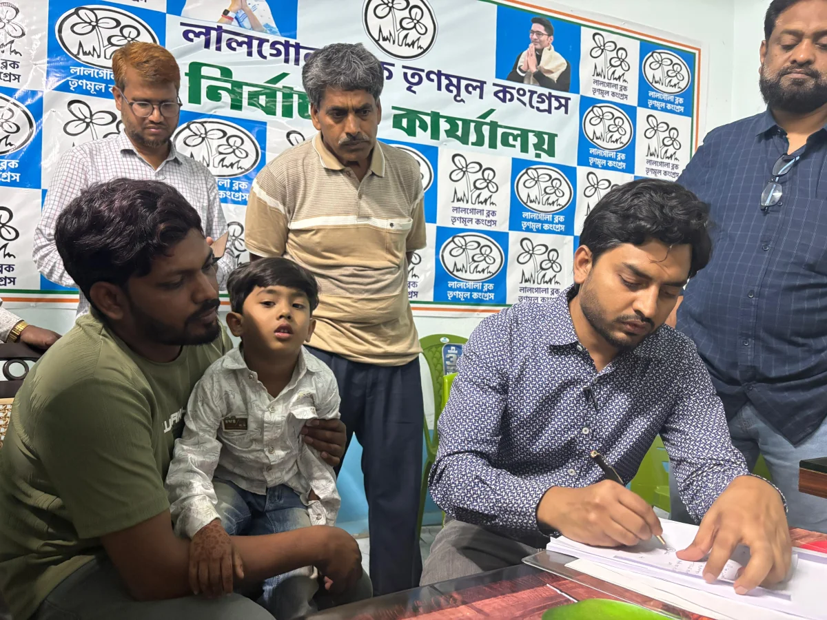 জনসেবায় নজির: ভোটের প্রচারে বেরিয়ে স্টেথোস্কোপ হাতে তৃণমূলের প্রার্থী ডা. আব্দুল আজিজ