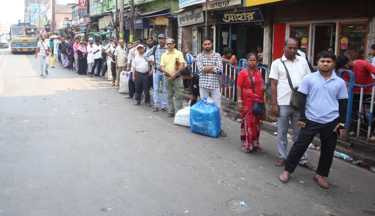 শহরে গ্যাসের অপ্রতুলতায় নাকাল অটো পরিষেবা