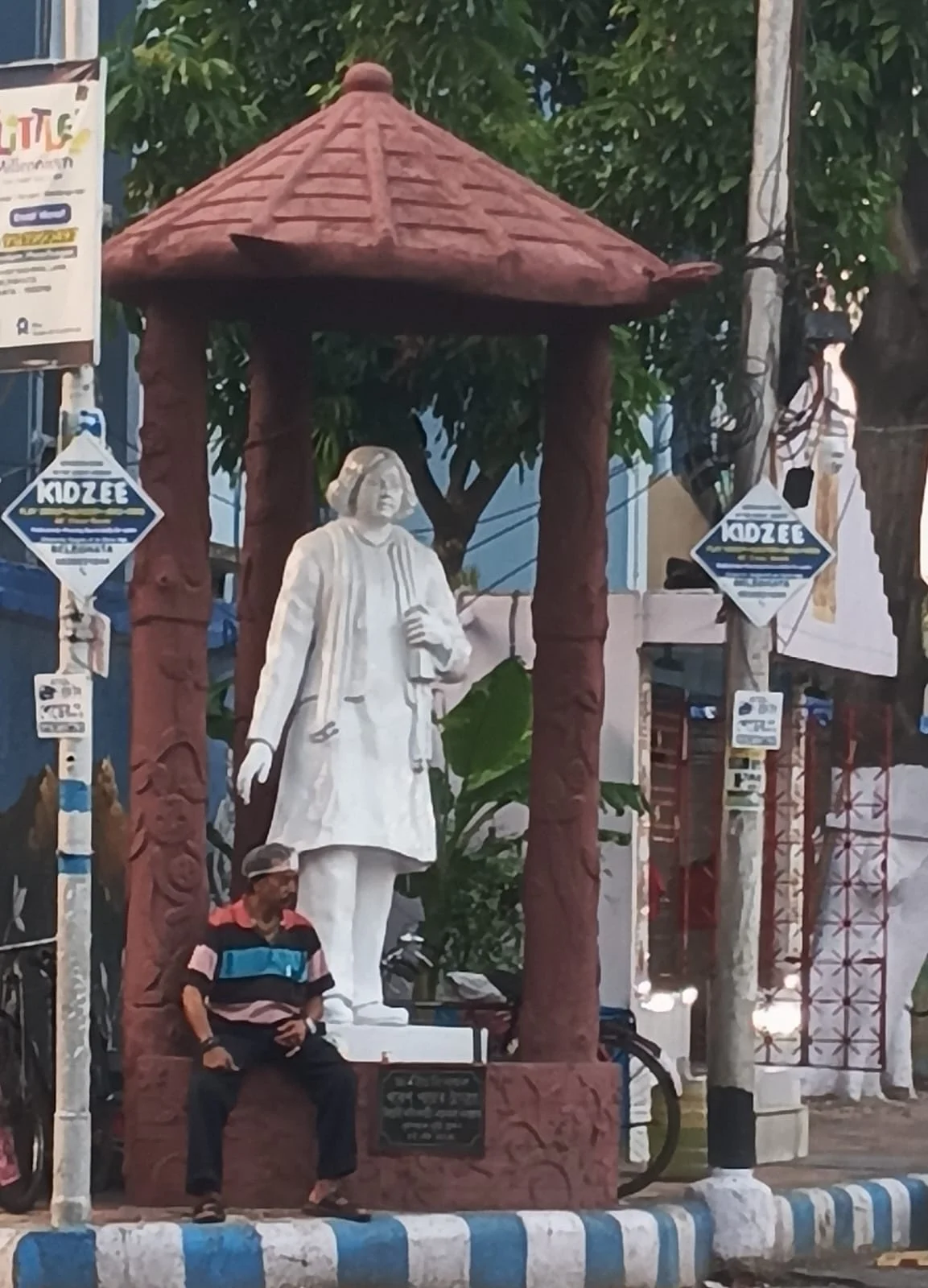 নজরুলের স্ট্যাচুর নিচে একটু বিশ্রাম বেলেঘাটায়