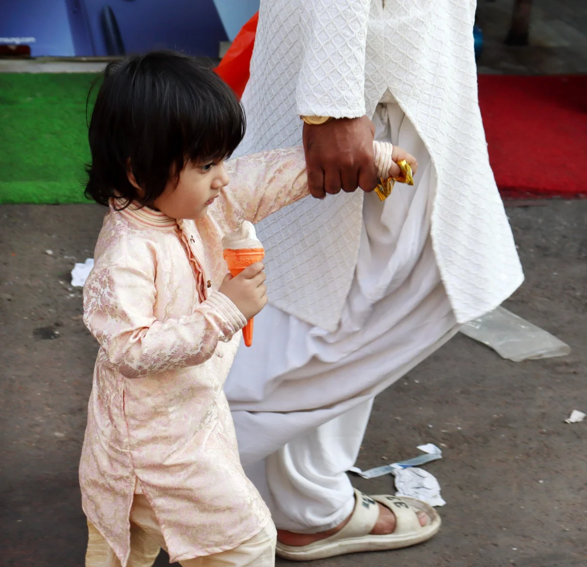 গরমে স্বস্তির খোঁজে আইসক্রিম