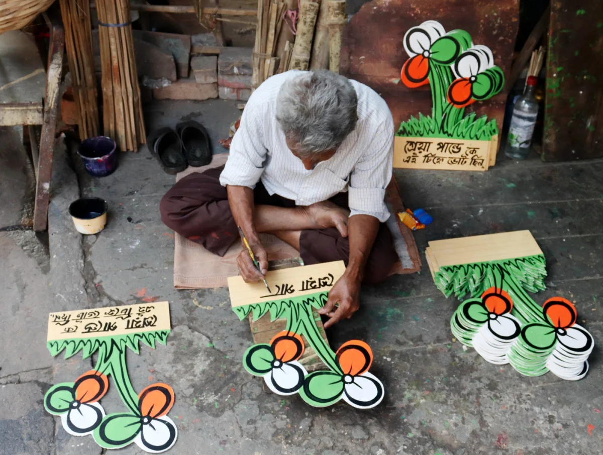 ভোটের দিন যত এগিয়ে আসছে, ততই ব্যস্ততা তুঙ্গে দলীয় প্রতীক তৈরির কারিগরদের