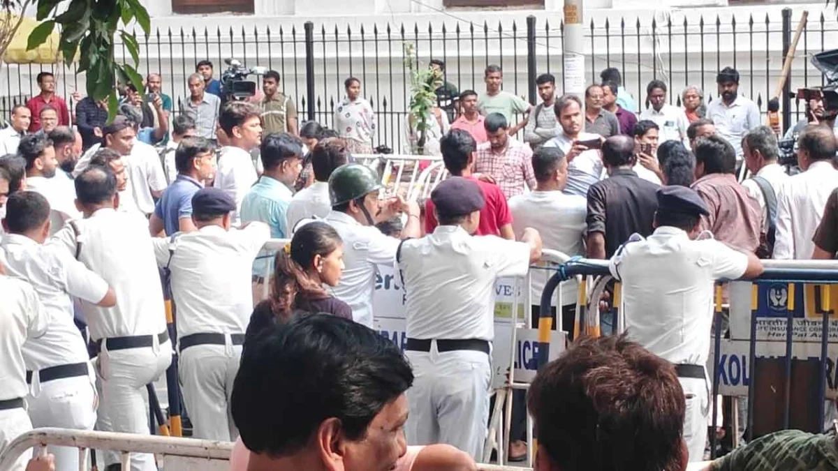 ফর্ম ৬ জমা দিতে গিয়ে ধরা খেলো যুবক, সিইও অফিসের সামনে বিক্ষোভ তৃণমূলের, পাল্টা বিক্ষোভে বিজেপি