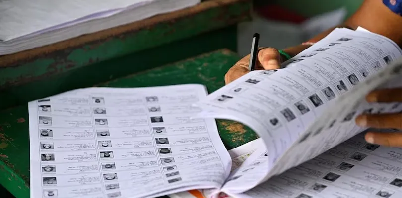 মাইক্রো অবজার্ভারদের সঙ্গে সহমত না হলেই ‘বিচারাধীন'!