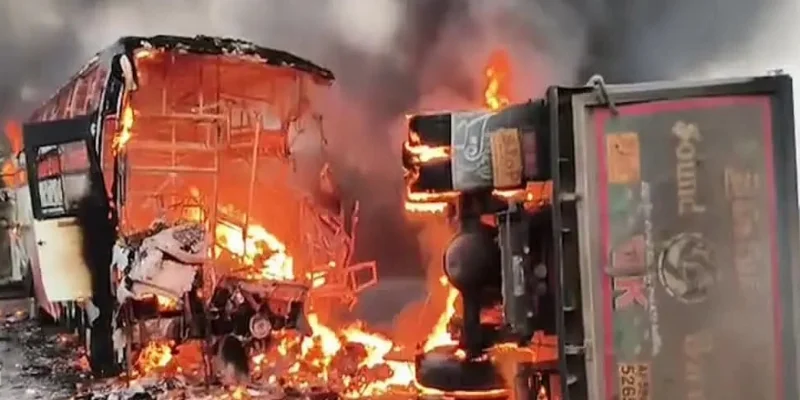 ট্রাকের ধাক্কায় আগুনে পুড়ল বাস, অন্ধ্রপ্রদেশে নিহত অন্তত ১৪