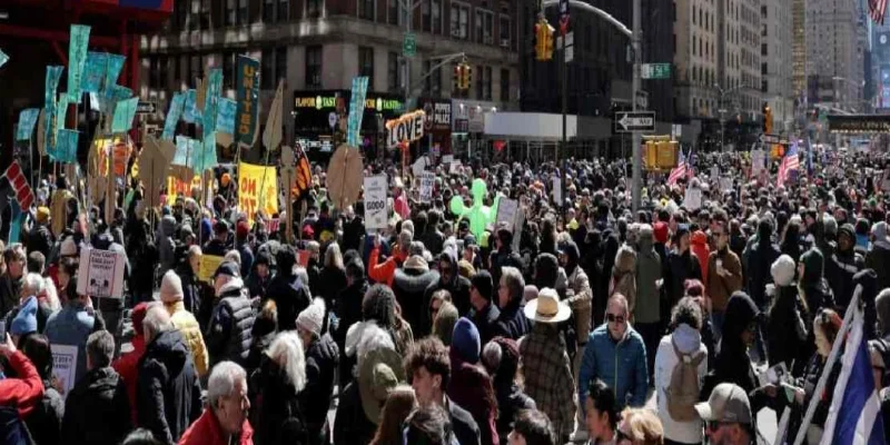 ‘আমেরিকায় রাজা চাই না’—ট্রাম্পের বিরুদ্ধে দেশজুড়ে বিক্ষোভ, ফের পথে হাজার হাজার মানুষ