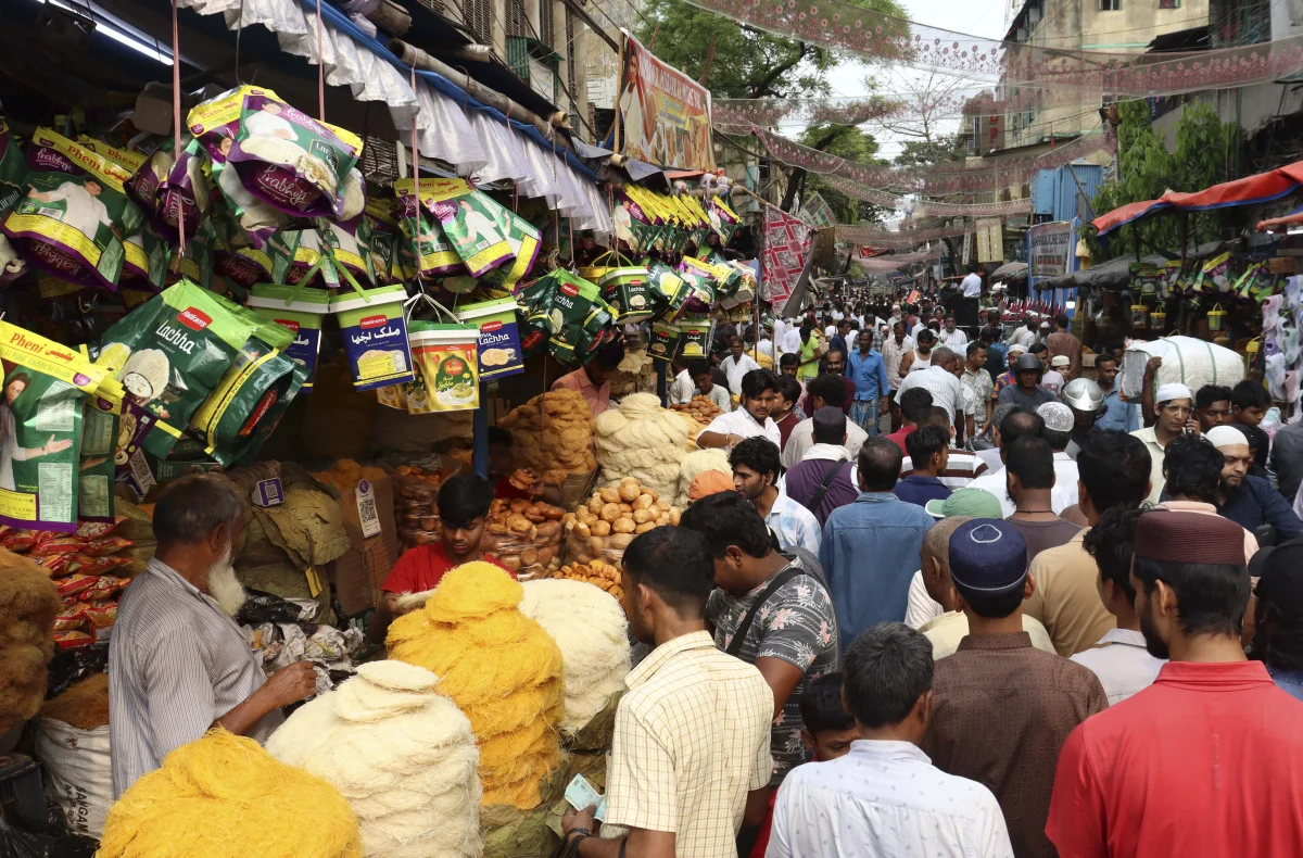 ঈদের আগে জমজমাট শেষ রবিবাসরীয় বাজার 