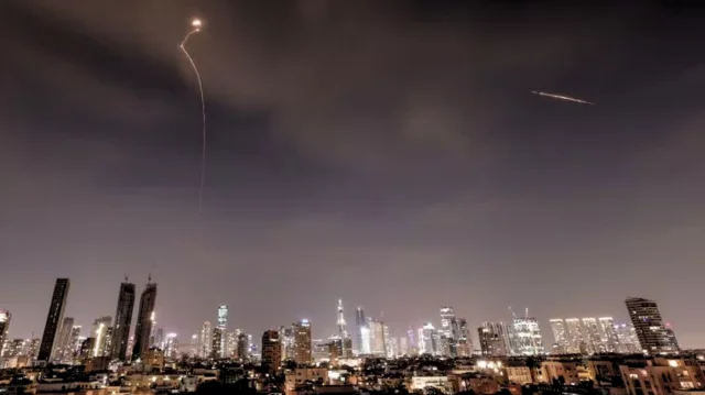 ইসরায়েলজুড়ে ইরানের ব্যাপক ক্ষেপণাস্ত্র হামলা, আতঙ্কে দেশজুড়ে জরুরি সতর্কতা