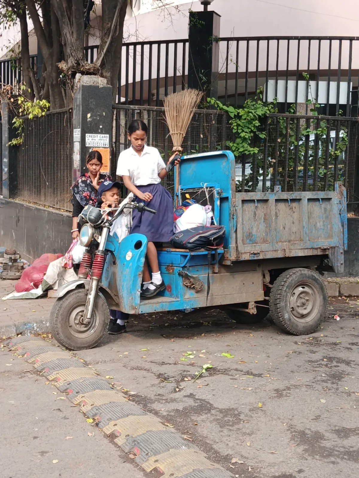ময়লাবাহী গাড়িতে খেলায় মগ্ন শিশুরা।