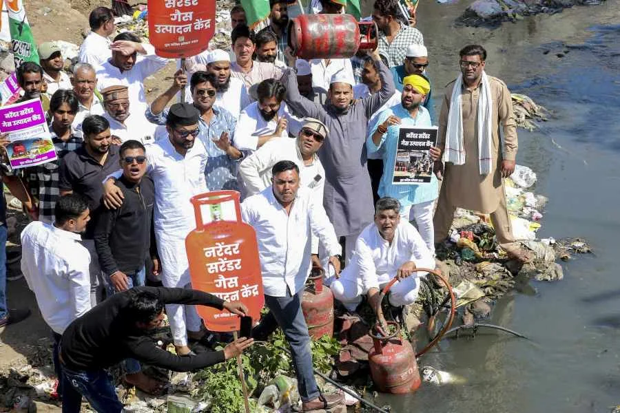 পশ্চিম এশিয়ার সংঘাতের মধ্যে এলপিজি সরবরাহ বন্ধের আহ্বান কেন্দ্রের; বিরোধীরা বলছে 'মোদি  হলেন নিরো'