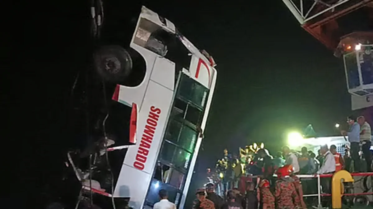 পদ্মায় বাসডুবি: নিহত বেড়ে ১৮, রাতভর উদ্ধার অভিযান