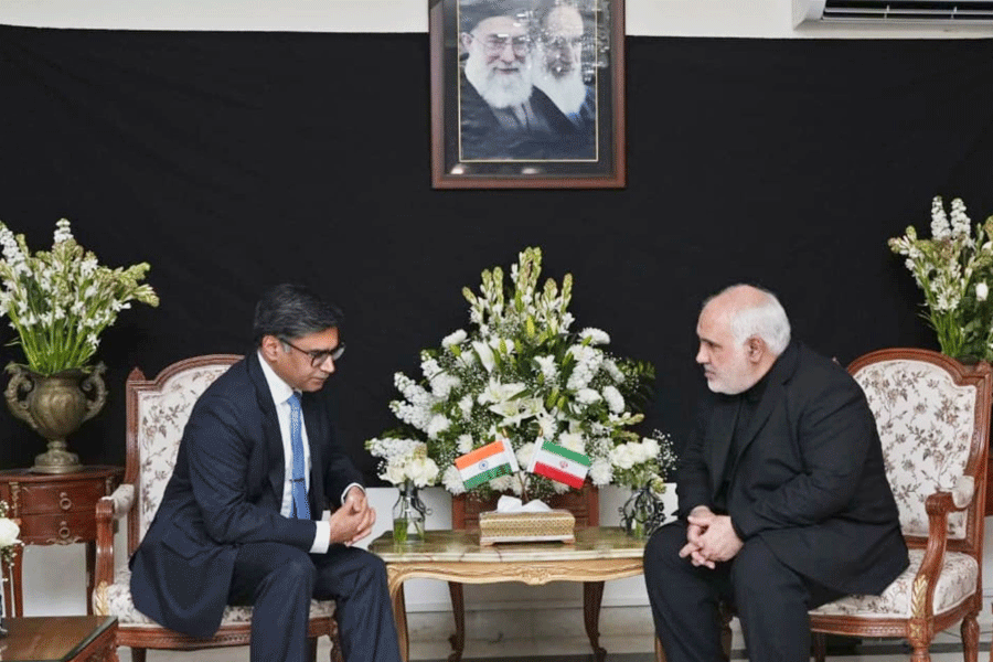 খামেনির মৃত্যুতে অবশেষে  ভারতের শোক প্রকাশ ; দিল্লিতে ইরান দূতাবাসে পররাষ্ট্র সচিব বিক্রম মিসরি