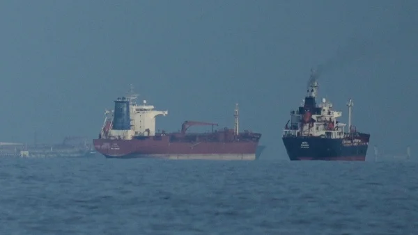 যুদ্ধের মধ্যেই ভারতের জন্য স্বস্তি, হরমুজ প্রণালী পার হচ্ছে ভারতের দুই জাহাজ