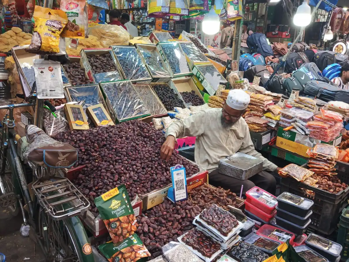 চলছে রমজান মাস খেজুরের পসরা নিয়ে চাঁদনী মার্কেটে বিক্রেতা
