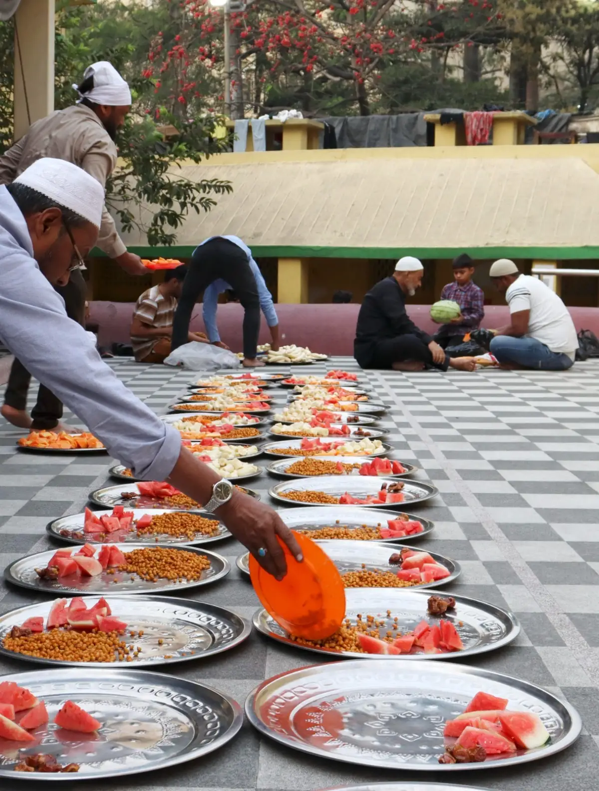 টিপু সুলতান মসজিদে ইফতারের আগে প্রস্তুতি ছবি খালিদুর রহিম
