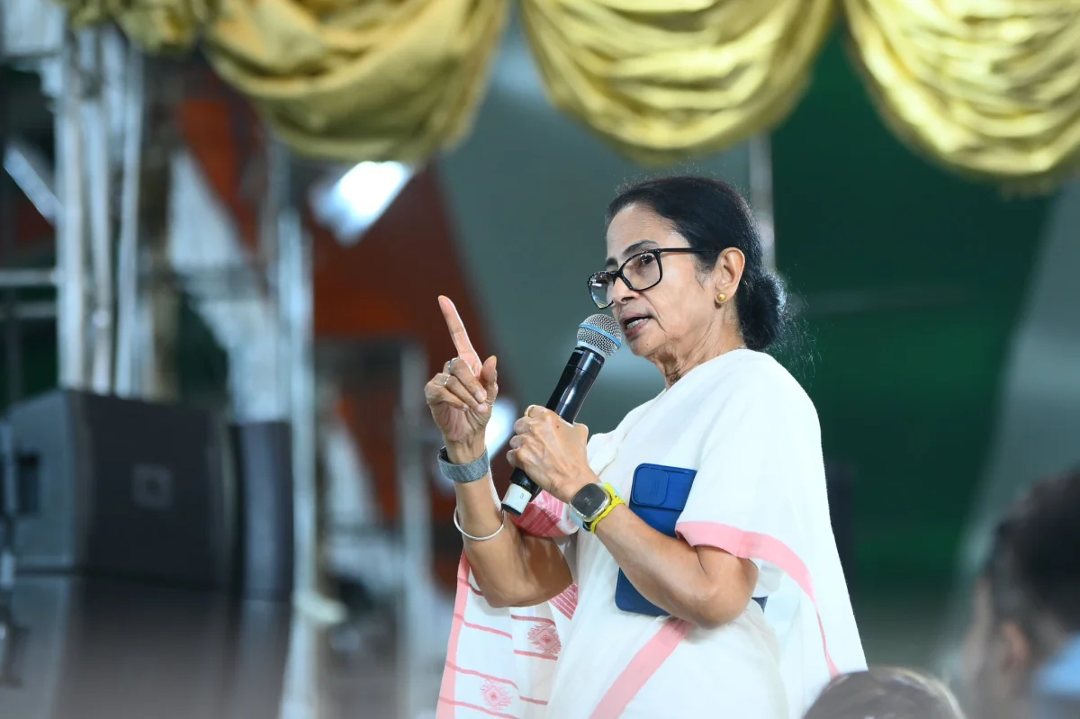 রাষ্ট্রপতির ‘অপমান’ বিতর্কে ধর্নামঞ্চ থেকে পাল্টা আক্রমণ মমতার, ছবি দেখিয়ে তুললেন প্রশ্ন