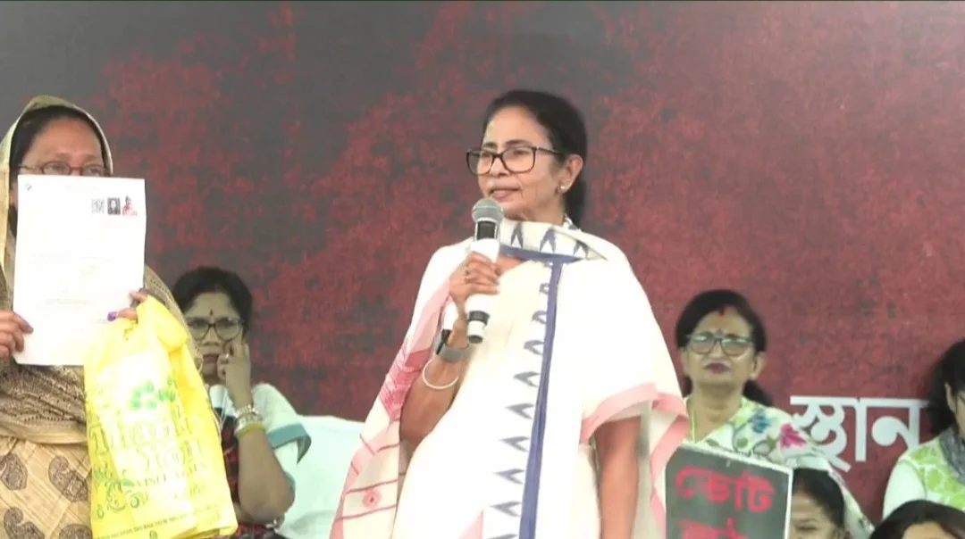 'বেশি বাড়াবাড়ি করলে দিল্লির সরকার ফেলে দেব': ধরনা মঞ্চ থেকে হুঁশিয়ারি তৃণমূল সূুপ্রিমোর