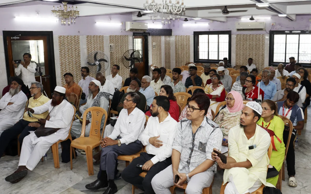 ভোটার তালিকায় নাম বাদ, সমাধানের পথ খুঁজতে হুমায়ুন কবীর ইনস্টিউটে আলোচনা সভায় হাজির পড়ুয়া থেকে স্কুল শিক্ষা কর্মী 