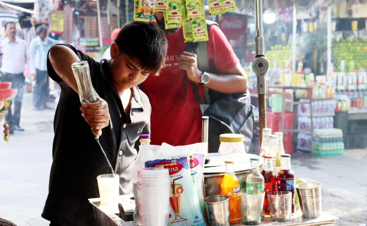 গরমে স্বস্তি দিতে বাড়ছে ফটাস জলের চাহিদা