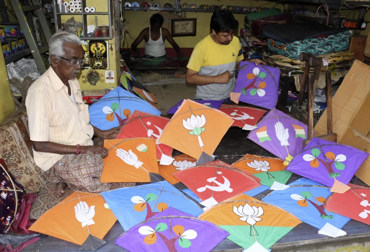 ভোটের আগে ঘুড়িতে রাজনৈতিক প্রতীক চিহ্ন সন্তোষ মিত্র স্কয়ারে
