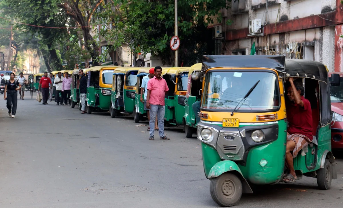 গ্যাস সংকট পাম্পে গ্যাস ভরার দীর্ঘ লাইন অটোর হাজরায়