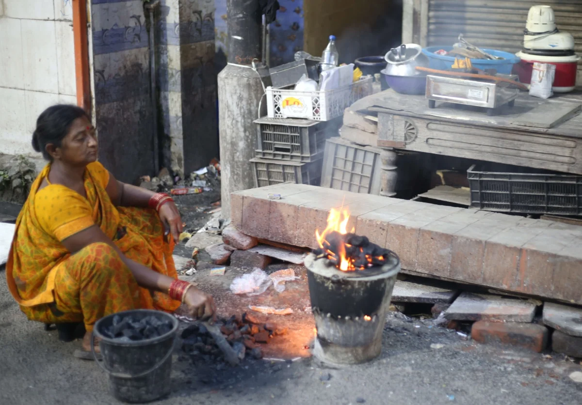 রান্নার গ্যাস অমিল অগত্যা কয়লা চুলাই ভরশা