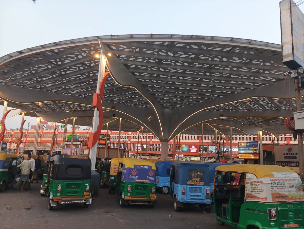 শিয়ালদা স্টেশনের বাইরে নির্মিত হয়েছে সুদৃশ্য একটি সেড