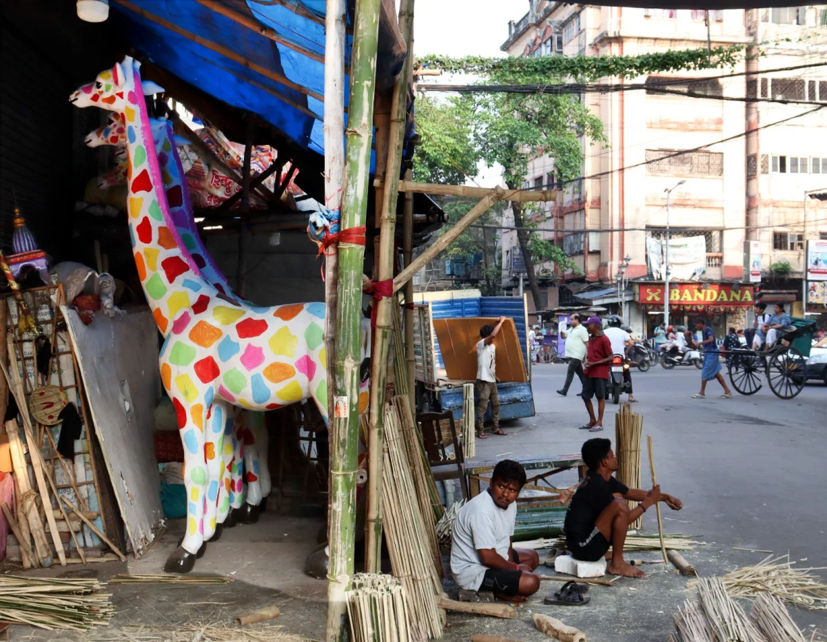 বাঁশের মডেল তৈরিতে ব্যস্ততা কারিগরদের মধ্যে উত্তর কলকাতার ডোম পাড়ায়