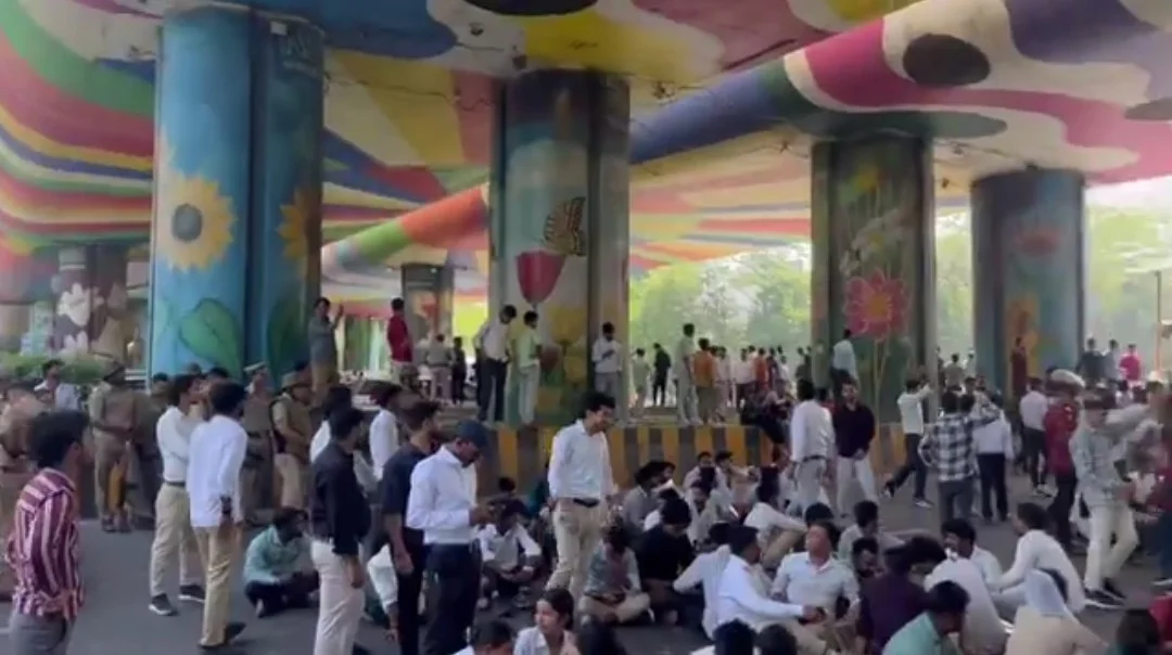 বেতন বৃদ্ধির দাবিতে রণক্ষেত্র নয়ডা: ভাঙচুর-অগ্নিসংযোগ, গ্রেফতার ৫০ জন শ্রমিক