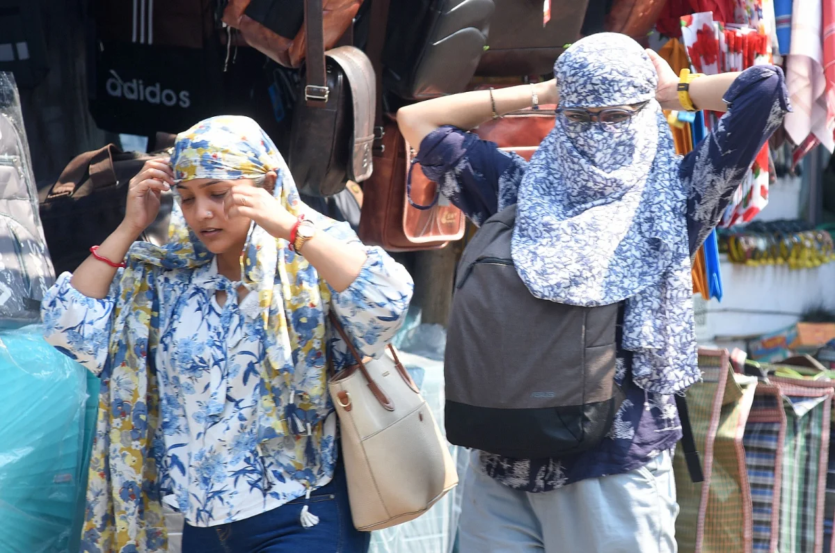 প্রখর গরমে শহরের খন্ড চিত্র ক্যামেরা বন্দী