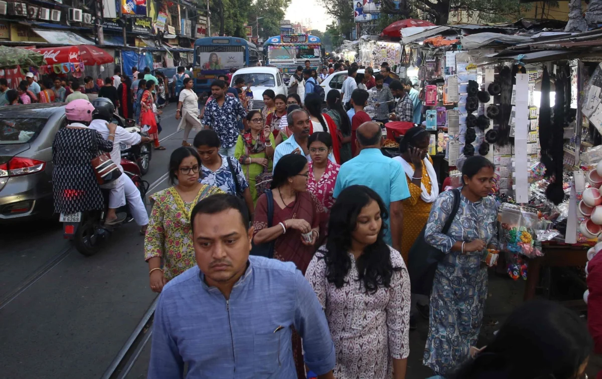 চৈত্র ছেলের শেষ দিনের কেনাকাটি হাতিবাগান বাজারে