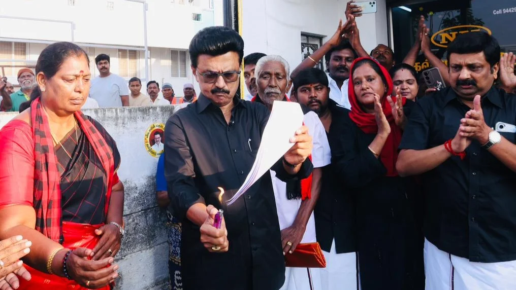 আসন পুনর্বিন্যাস বিলের প্রতিলিপি পোড়ালেন স্ট্যালিন, কেন্দ্রের ‘কালা কানুন’ বিরুদ্ধে লড়াইয়ের ডাক