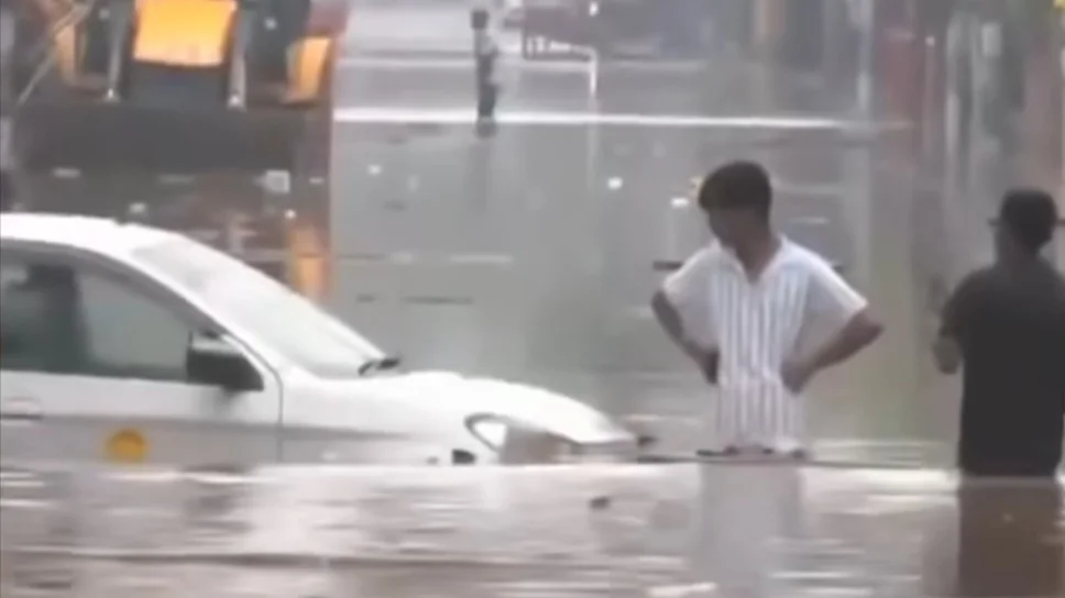 গুয়াহাটিতে ভারী বৃষ্টিতে আকস্মিক বন্যা: খোলা ড্রেনে পড়ে মহিলার মৃত্যু, স্কুল-কলেজ বন্ধের নির্দেশ