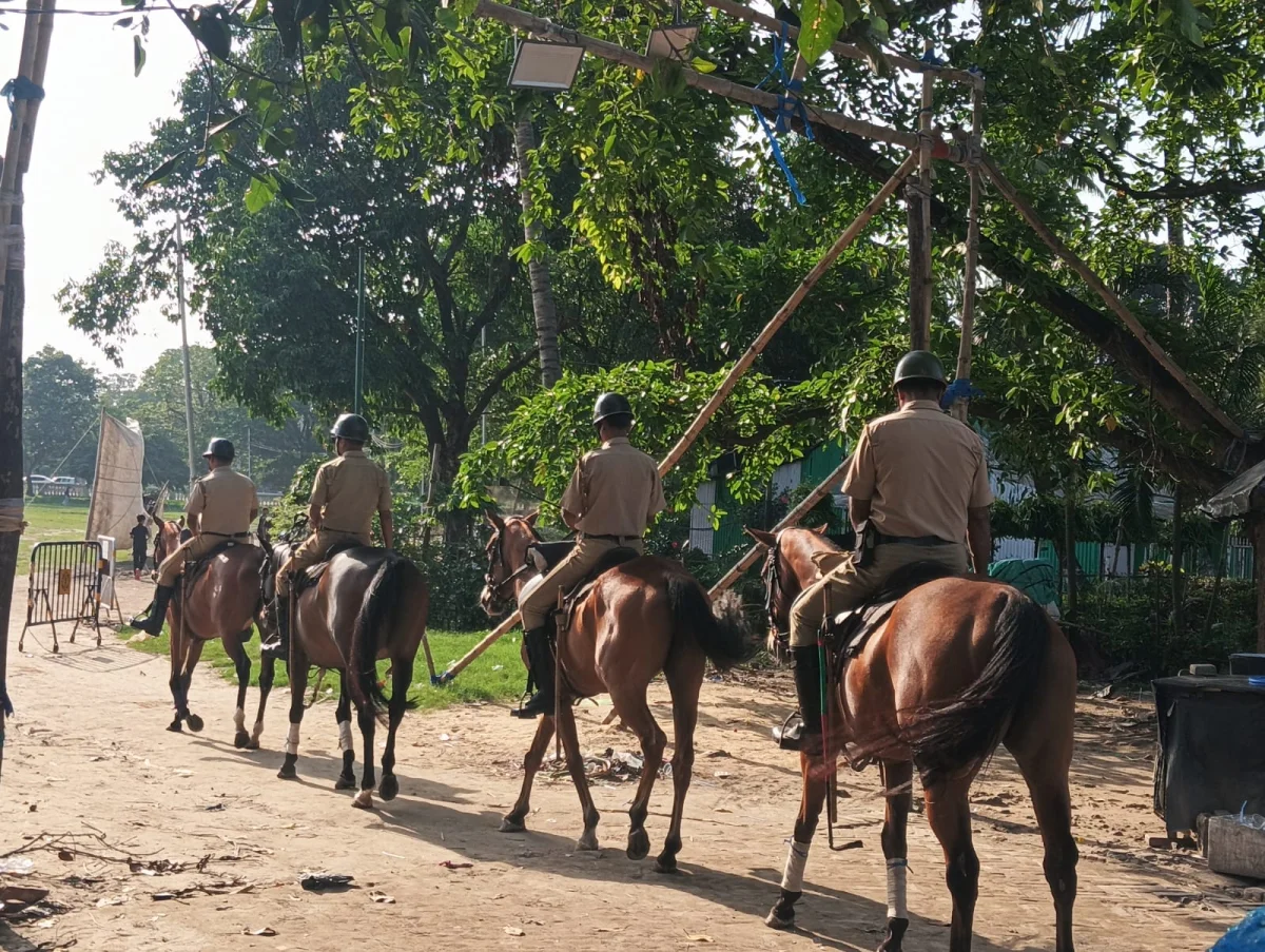 ঘর শাওয়ার, শহরের পথে পুলিশের অস্বা রহি বহিনীর টহল