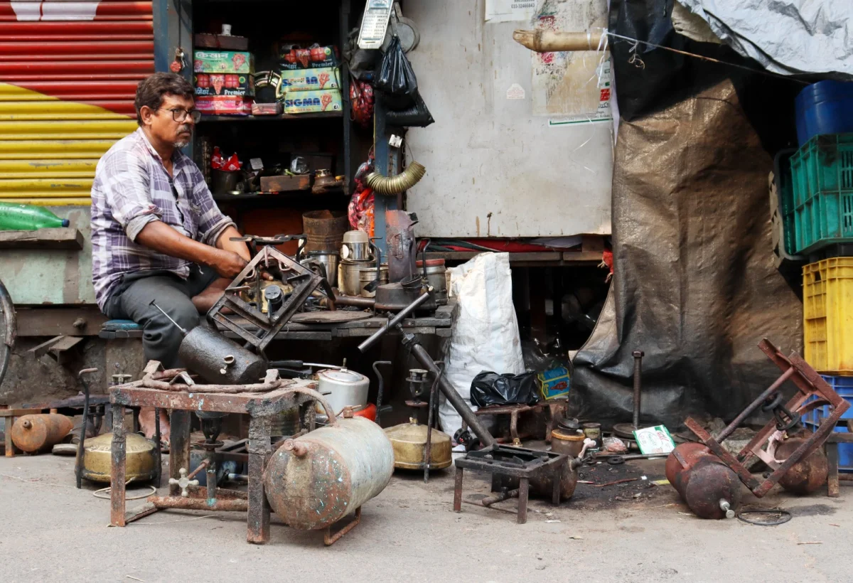 এলপিজি গ্যাস অমিল বাড়িতে পড়ে থাকা পুরনো স্টোভ রিপিয়ার করতে ভির দোকানে 